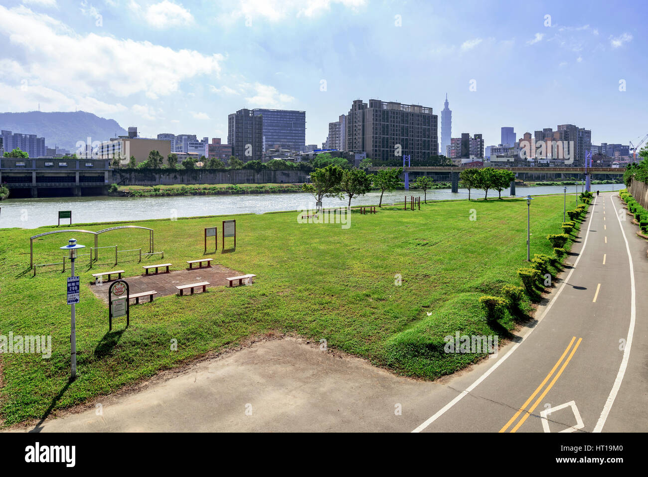 Riverside park percorso ciclabile e la città di Taipei Foto Stock