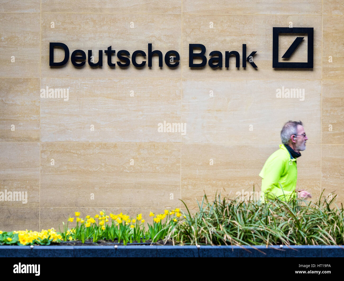 Deutsche Bank di Londra - un uomo fa avanzare oltre il London uffici di Deutsche Bank a Square Mile, il quartiere finanziario di Londra. Foto Stock