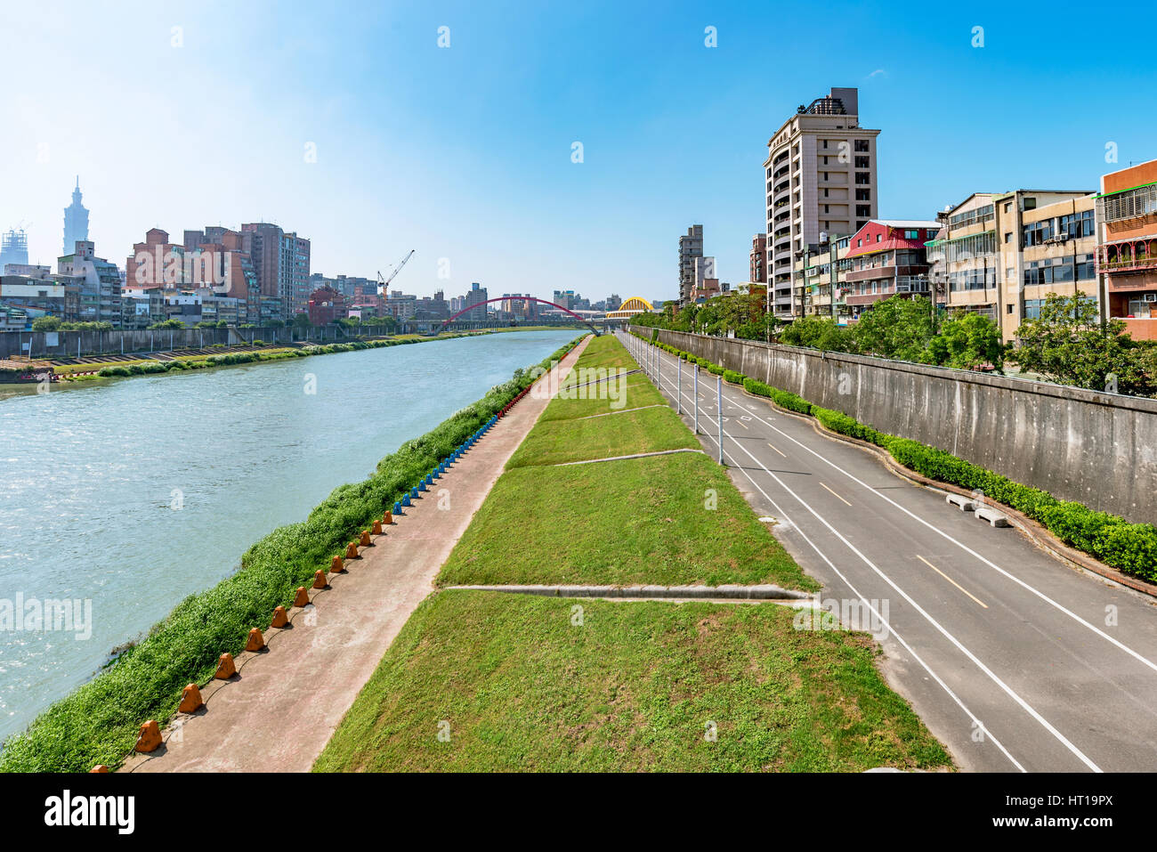 Vista di Taipei Riverside park con architettura in una giornata di sole Foto Stock