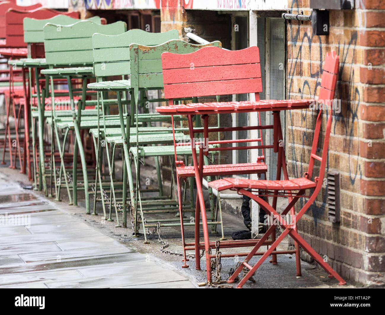 Cafe sedie al di fuori del Cinema elettrico / Barber e salottino Building a Londra alla moda di area di Shoreditch Foto Stock