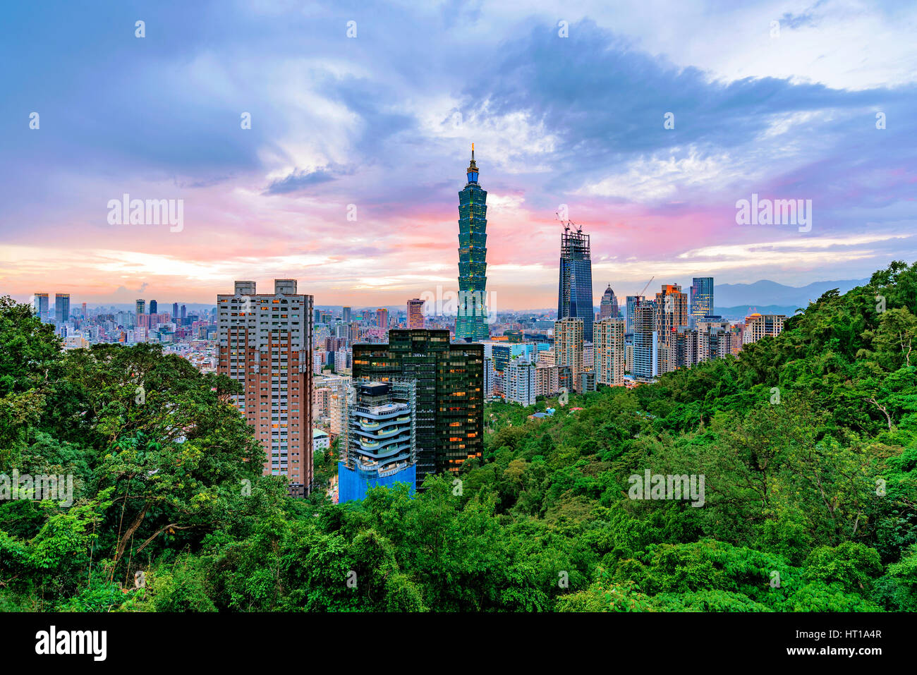 Vista del centro cittadino di Taipei di sera dalla montagna di elefante Foto Stock