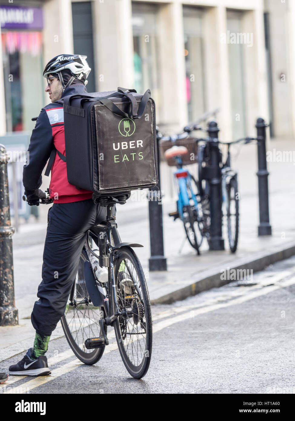 Uber mangia la consegna del cibo ciclista a Londra, Spitalfields Market Foto Stock