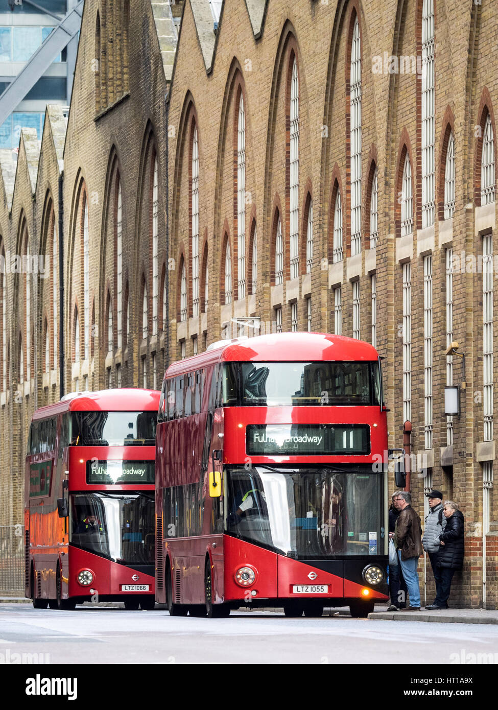 Gli autobus di Londra prendere passeggeri a Londra la stazione di Liverpool Street Foto Stock