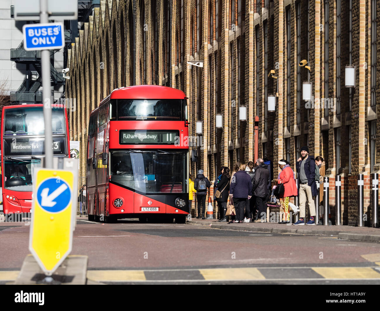 Gli autobus di Londra prendere passeggeri a Londra la stazione di Liverpool Street Foto Stock