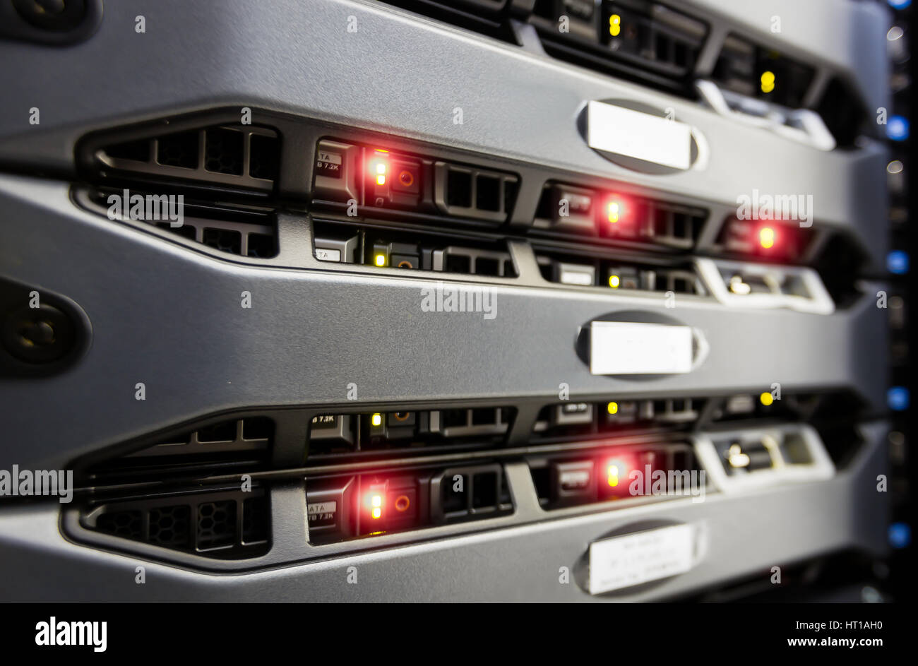 Server Computer montaggio su rack dei centri dati camera con illuminazione rossa allarme. Foto Stock