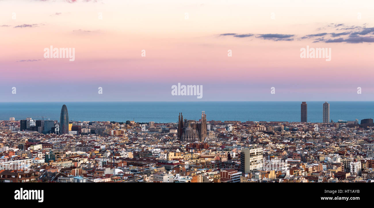 La Sagrada Familia e il panorama della città di Barcellona,Spagna Foto Stock