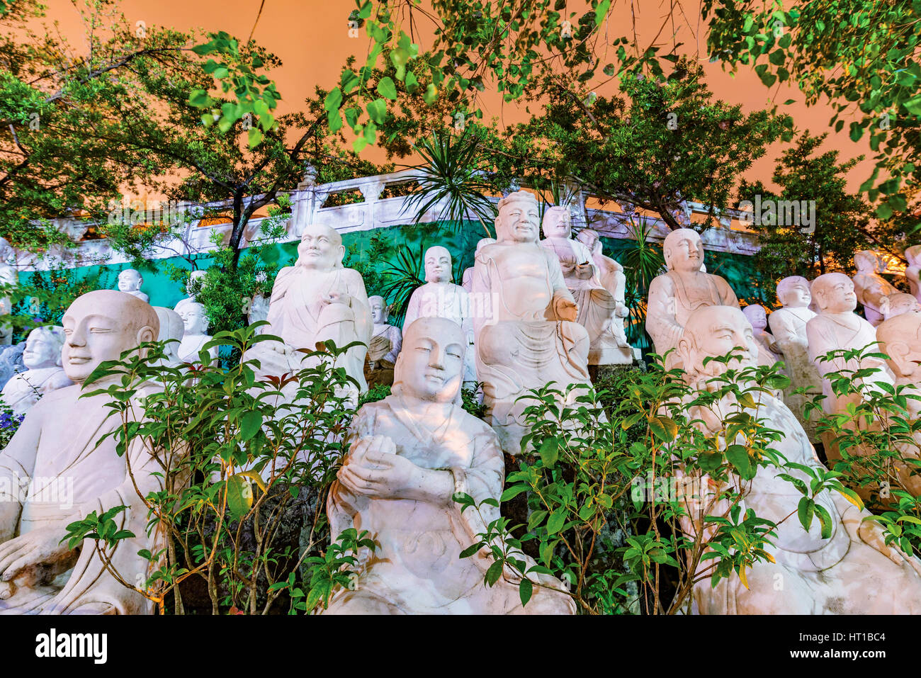 Statue di Buddha con alberi e la natura di notte Foto Stock