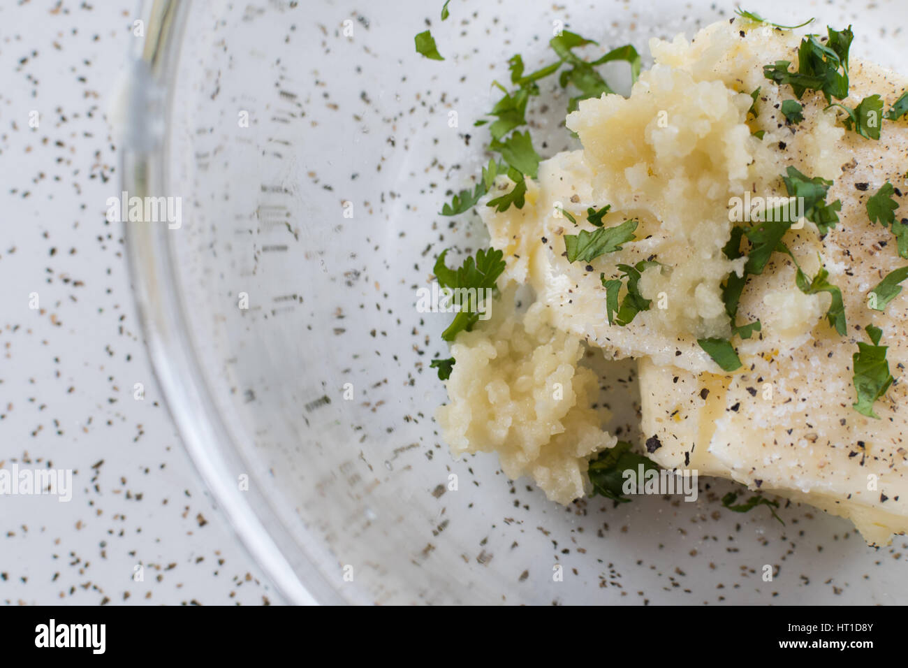 Burro all'aglio nel contenitore in vetro Foto Stock