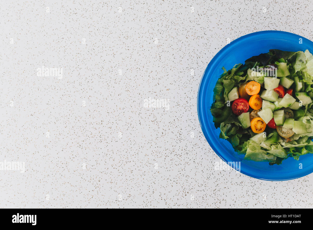 Fresche insalate verdi su sfondo minimalista Foto Stock