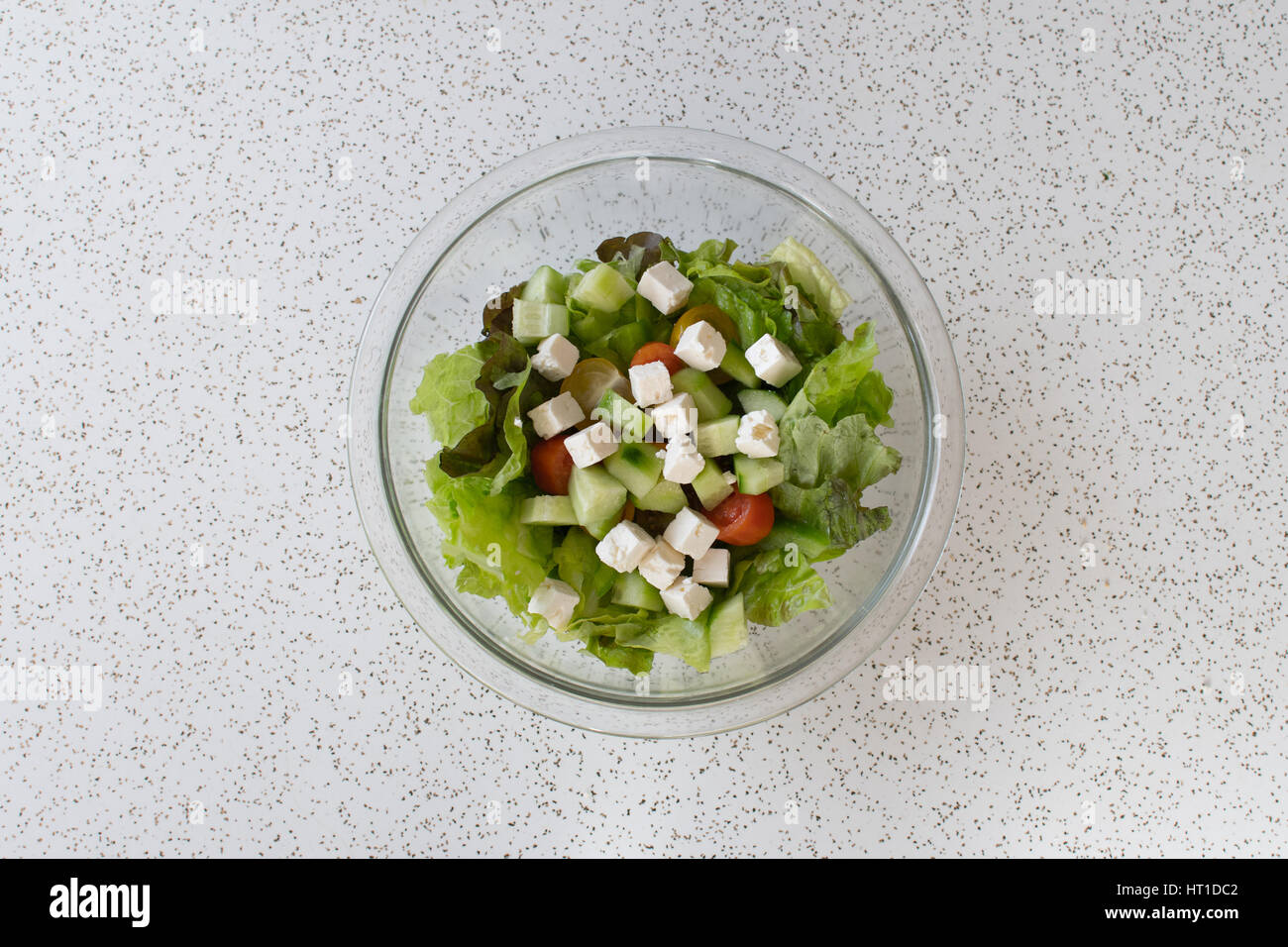 Fresca insalata greca in ambiente minimalista Foto Stock