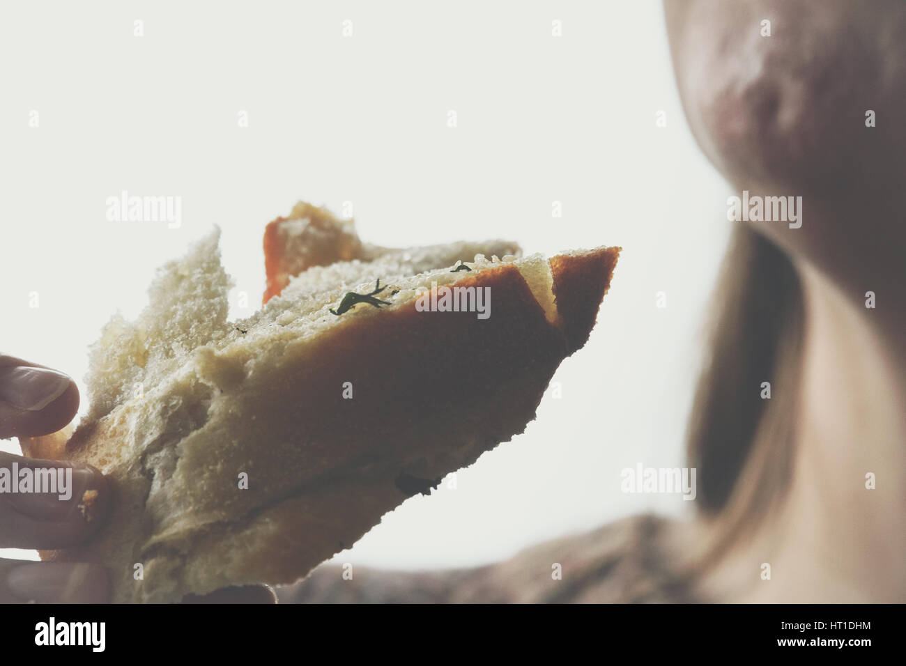 Primo piano della donna mangiare aglio pane Foto Stock