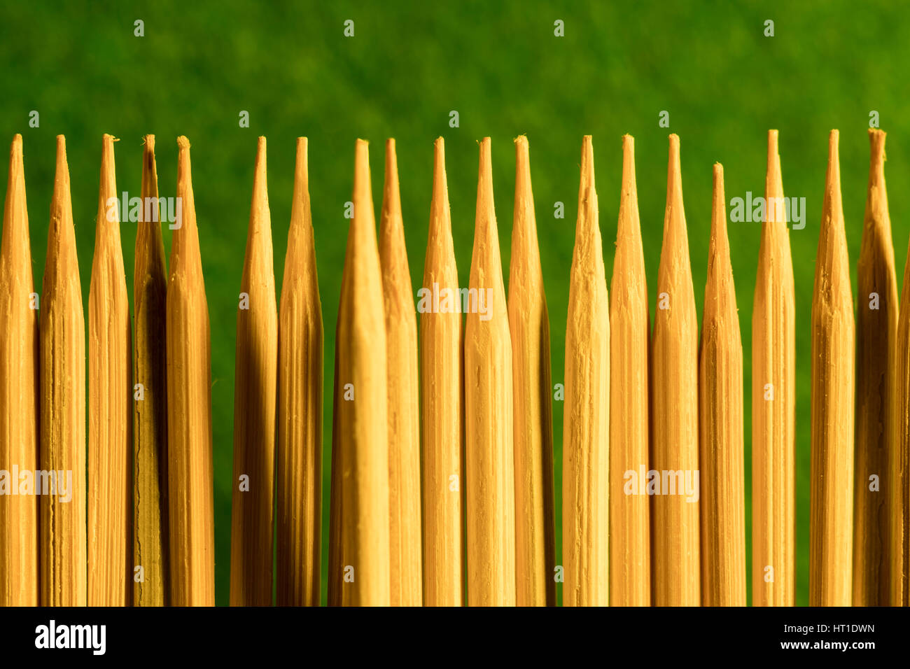 Foto macro di punti affilati di spiedini di bambù. Foto Stock