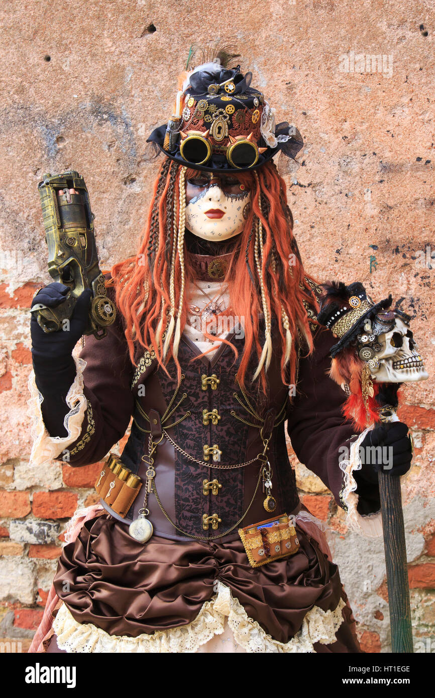 Una ragazza steampunk con pistola e bastone da passeggio durante il  Carnevale di Venezia, Italia Foto stock - Alamy
