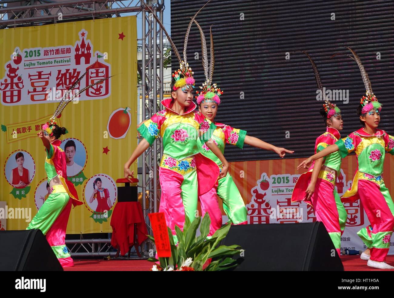 LUJHU, Taiwan -- dicembre 12, 2015: i bambini vestiti con costumi variopinti eseguire un cinese tradizionale danza del 2015 Lujhu Sagra del pomodoro. Foto Stock