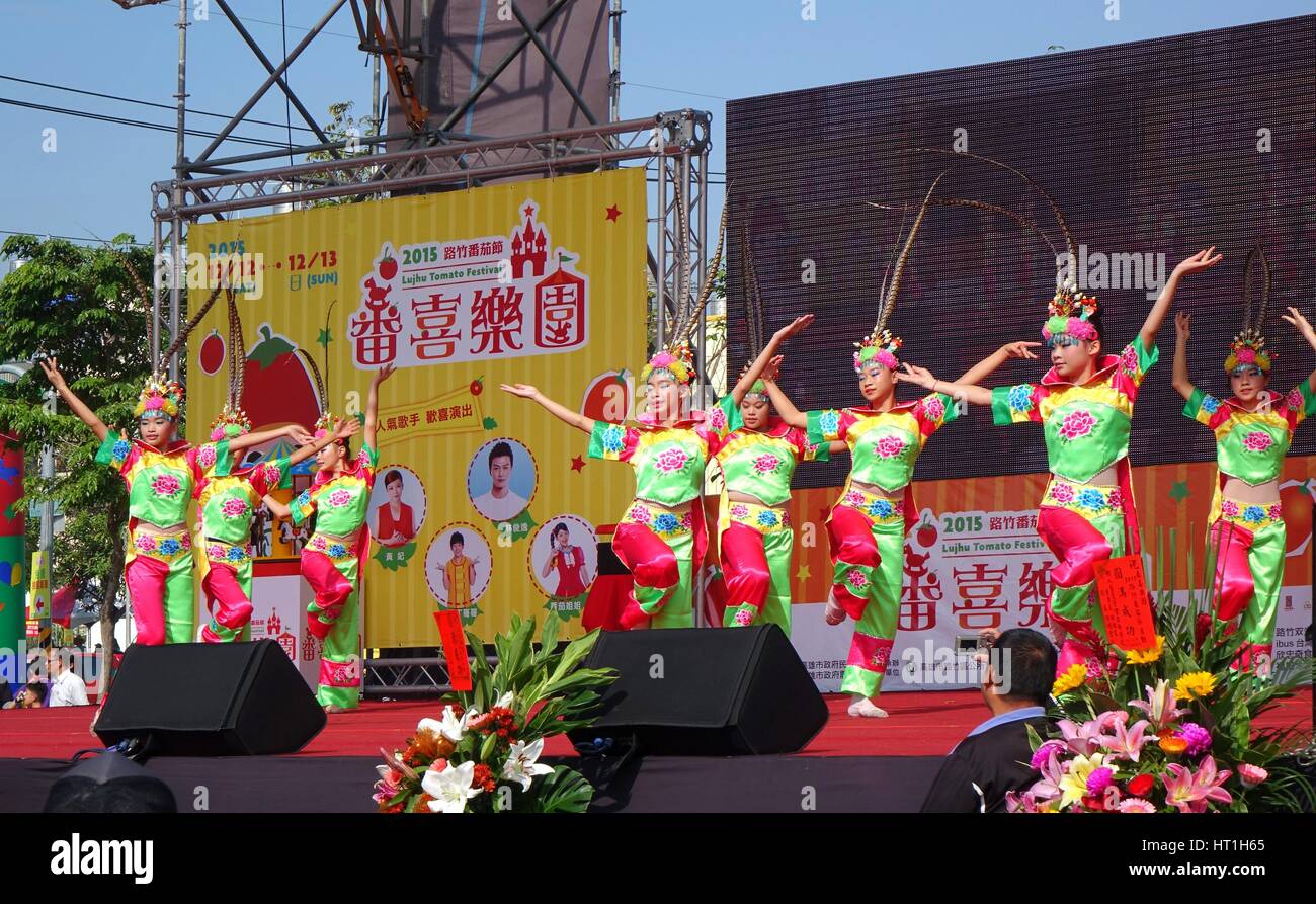 LUJHU, Taiwan -- dicembre 12, 2015: i bambini vestiti con costumi variopinti eseguire un cinese tradizionale danza del 2015 Lujhu Sagra del pomodoro. Foto Stock