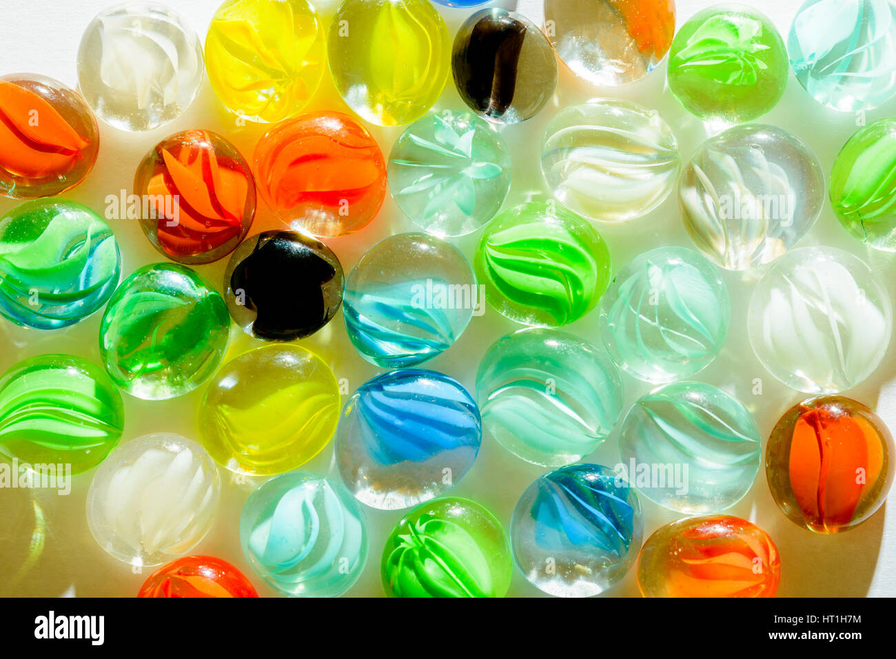 Primo piano della multicolori perline di vetro su sfondo bianco Foto Stock