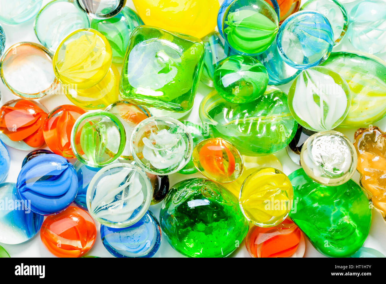 Primo piano della multicolori perline di vetro su sfondo bianco Foto Stock