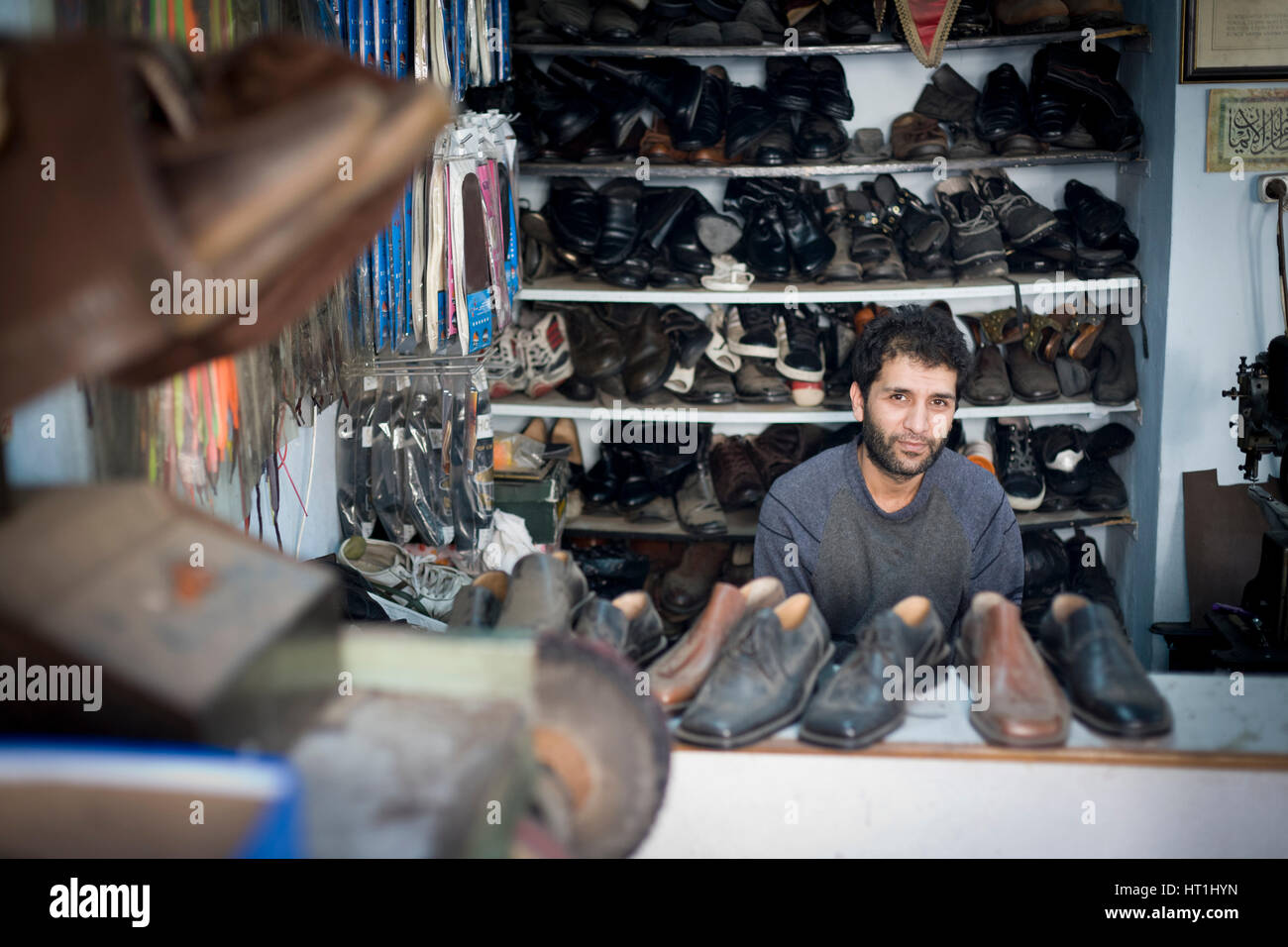 Istanbul, Turchia - 6 Novembre 2009: uomo si siede dietro il contatore in una shoe repair shop in Istanbul Foto Stock