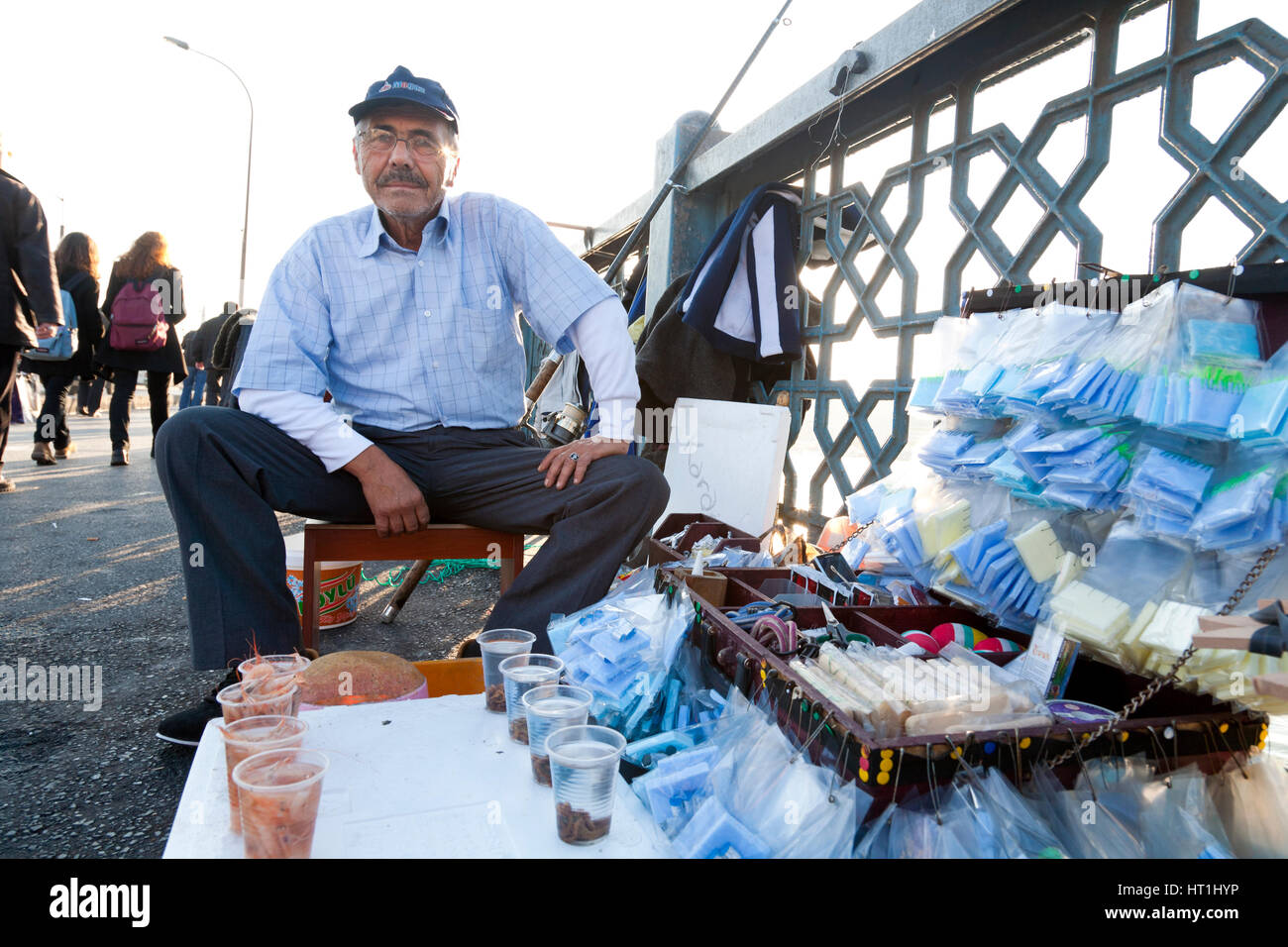 Istanbul, Turchia - 6 Novembre 2009: l'uomo con esche da pesca e delle attrezzature per la vendita sul Ponte di Galata, Istanbul Foto Stock