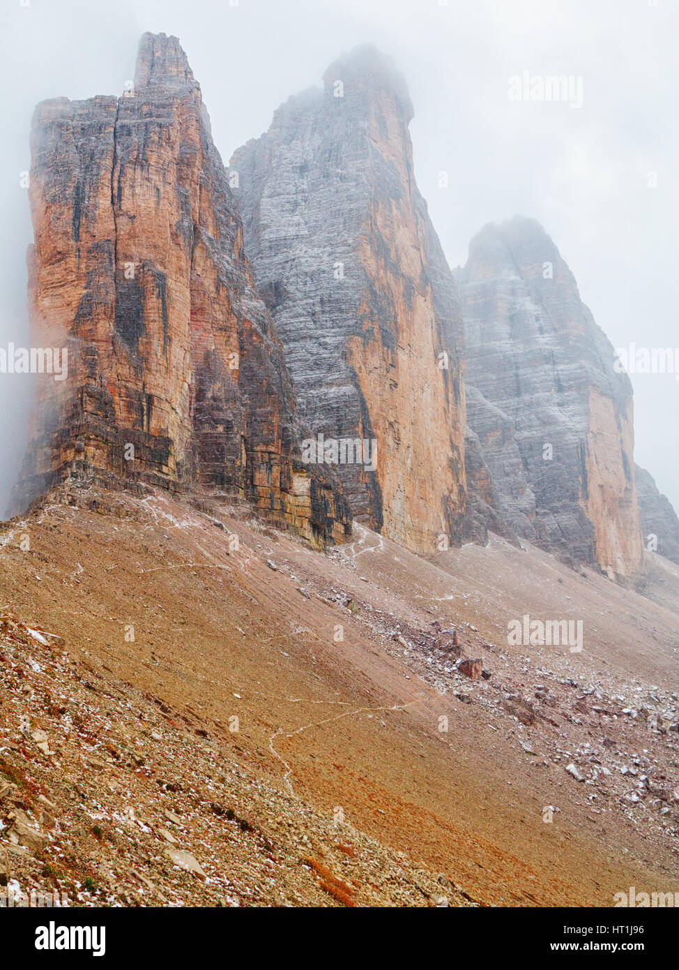 Tre Cime di Lavaredo e dintorni meravigliosi nelle Dolomiti a foggy Meteo in Italia, Europa (Drei Zinnen) Foto Stock
