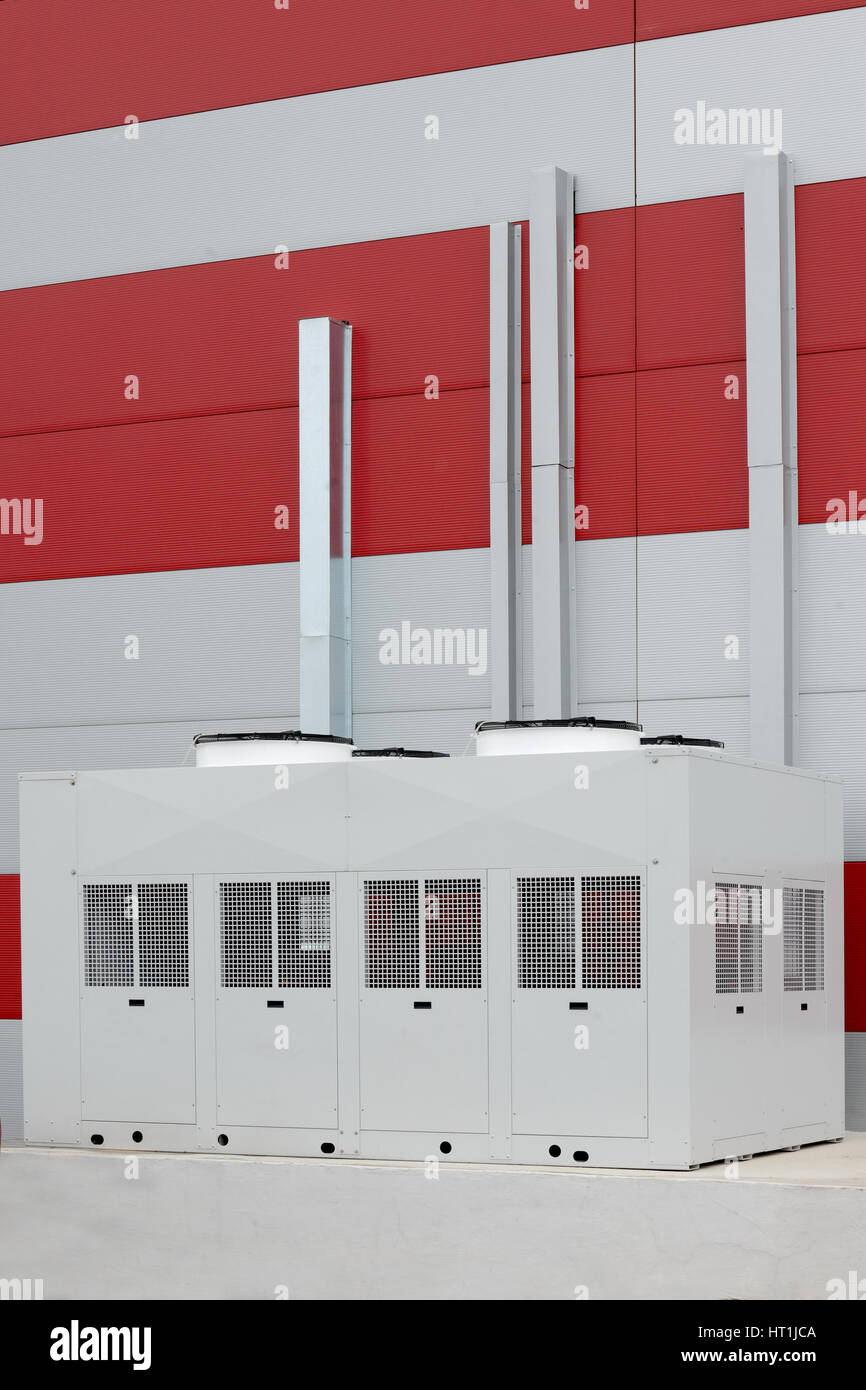 Industrial Air condensatori condizionatore unità esterna sul tetto di un edificio Foto Stock