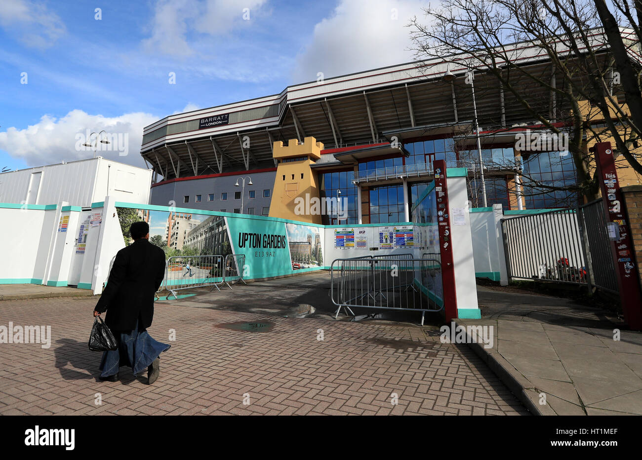 Demolizione continua a Boleyn Ground come West Ham vecchio stadio è riproposto in un complesso residenziale. Stampa foto di associazione. Picture Data: lunedì 6 marzo 2017. Vedere PA storia SOCCER West Ham. Foto di credito dovrebbe leggere: Tim Goode/PA FILO Foto Stock
