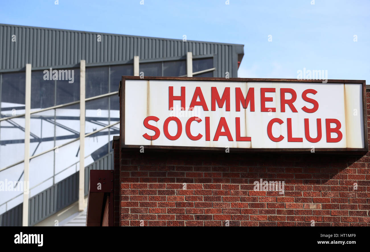 Demolizione continua a Boleyn Ground come West Ham vecchio stadio è riproposto in un complesso residenziale. Stampa foto di associazione. Picture Data: lunedì 6 marzo 2017. Vedere PA storia SOCCER West Ham. Foto di credito dovrebbe leggere: Tim Goode/PA FILO Foto Stock