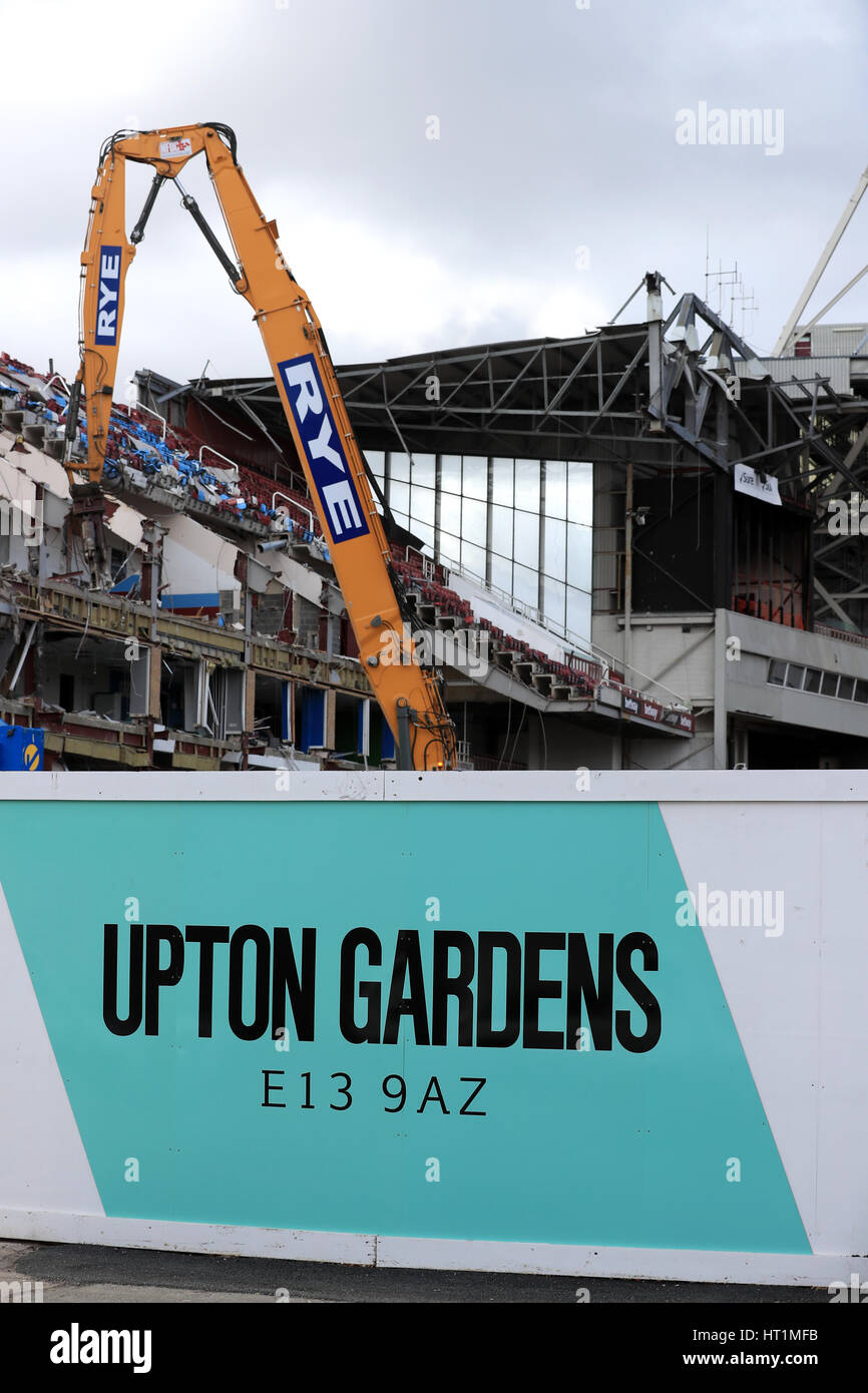 Demolizione continua a Boleyn Ground come West Ham vecchio stadio è riproposto in un complesso residenziale. Stampa foto di associazione. Picture Data: lunedì 6 marzo 2017. Vedere PA storia SOCCER West Ham. Foto di credito dovrebbe leggere: Tim Goode/PA FILO Foto Stock