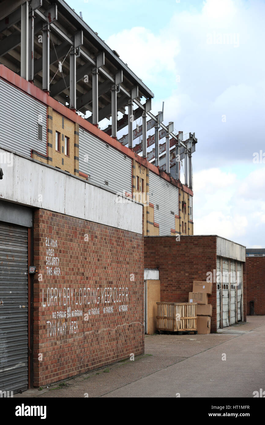 Demolizione continua a Boleyn Ground come West Ham vecchio stadio è riproposto in un complesso residenziale. Stampa foto di associazione. Picture Data: lunedì 6 marzo 2017. Vedere PA storia SOCCER West Ham. Foto di credito dovrebbe leggere: Tim Goode/PA FILO Foto Stock