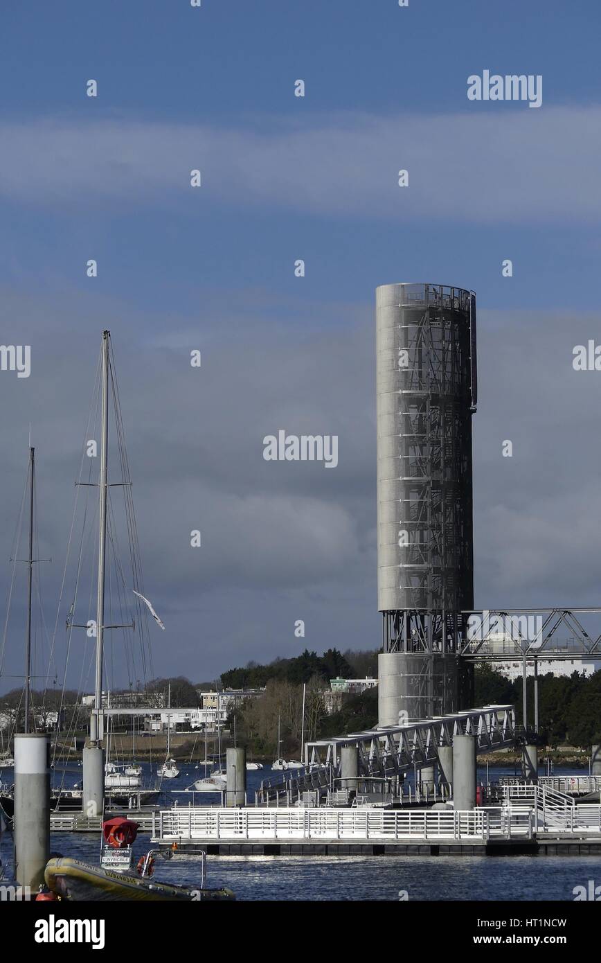 Lorient, Francia - Marzo 04, 2017: Vista della torre moderna della città di vela Eric Tabarly a Lorient, Francia. Eric Tabarly il famoso velista Foto Stock