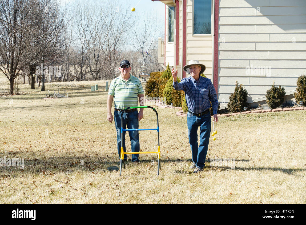 Due senior uomini caucasici scaletta di giocare a golf o una scaletta Toss gioco in cantiere. Stati Uniti d'America. Foto Stock