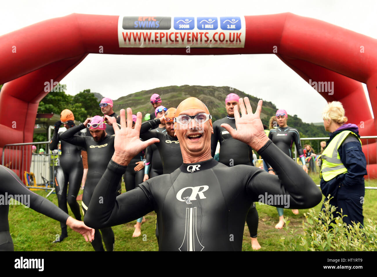 Nuotatore posers per la fotocamera prima della sua 1 miglio a nuotare con gli eventi di Epic, Lake Ullswater, Cumbria Foto Stock