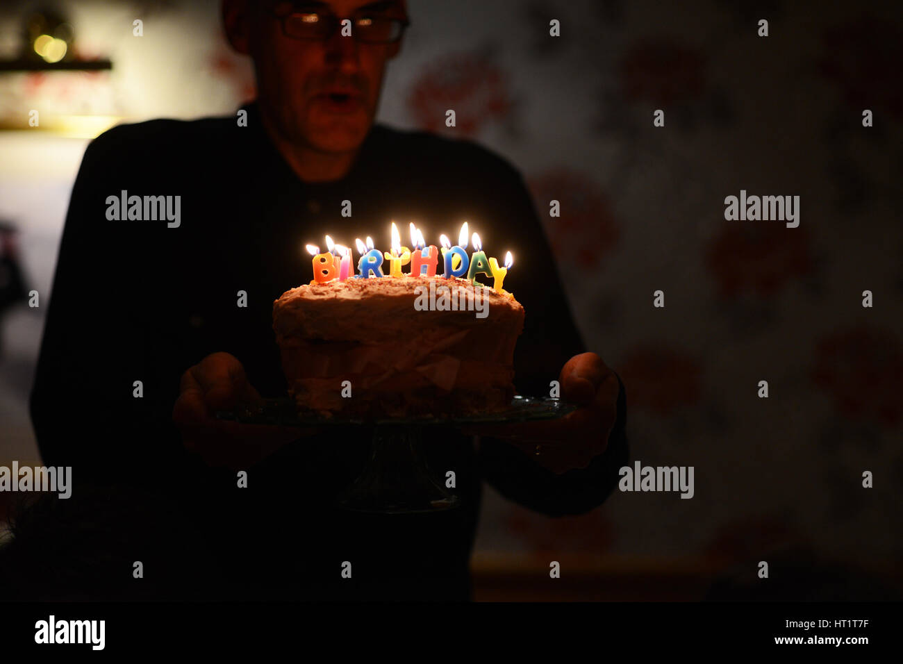 Torta di compleanno e candele per un diciottenne ragazza Foto Stock
