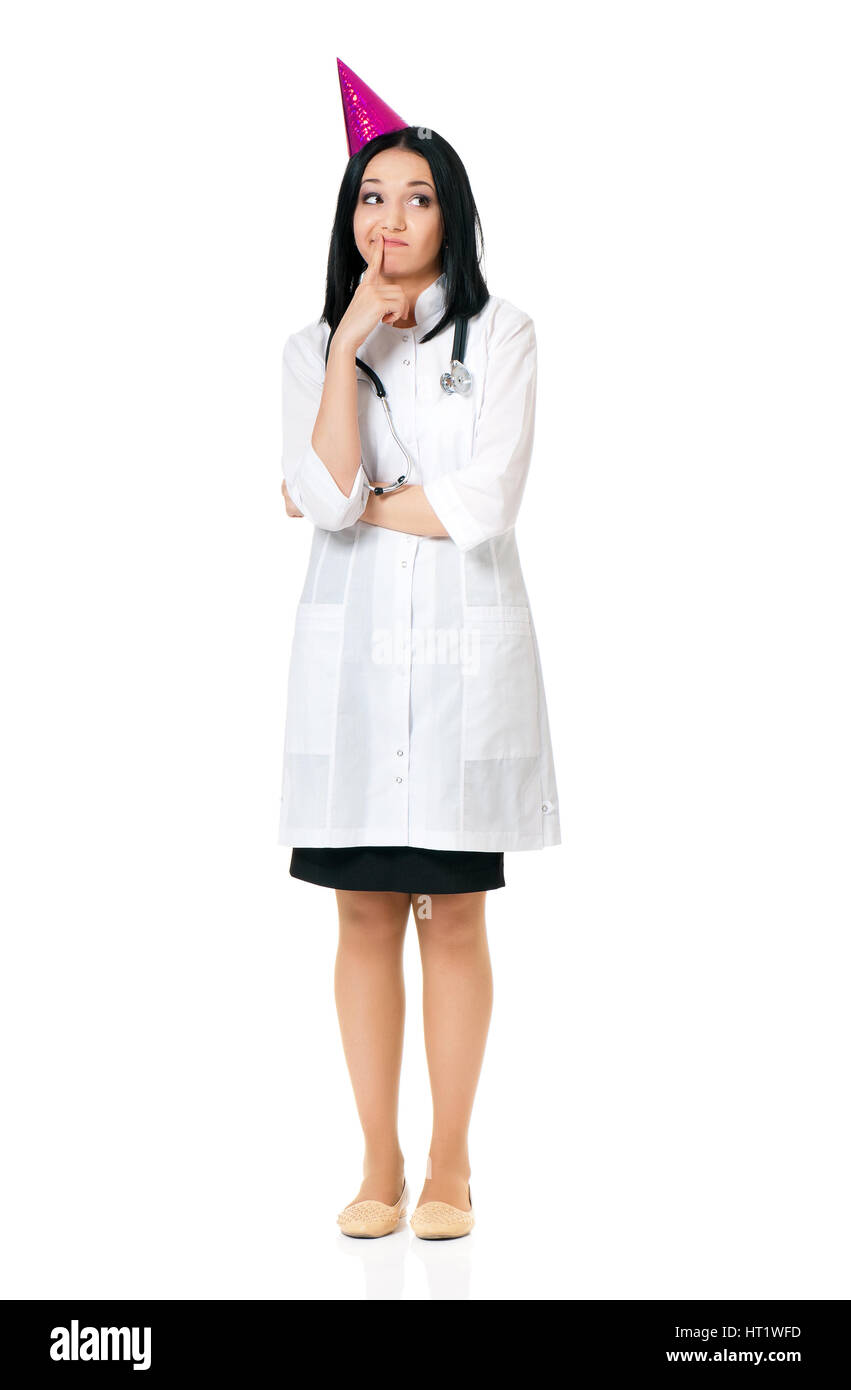 Giovane medico donna che indossa il cappuccio di compleanno, isolato sfondo bianco Foto Stock