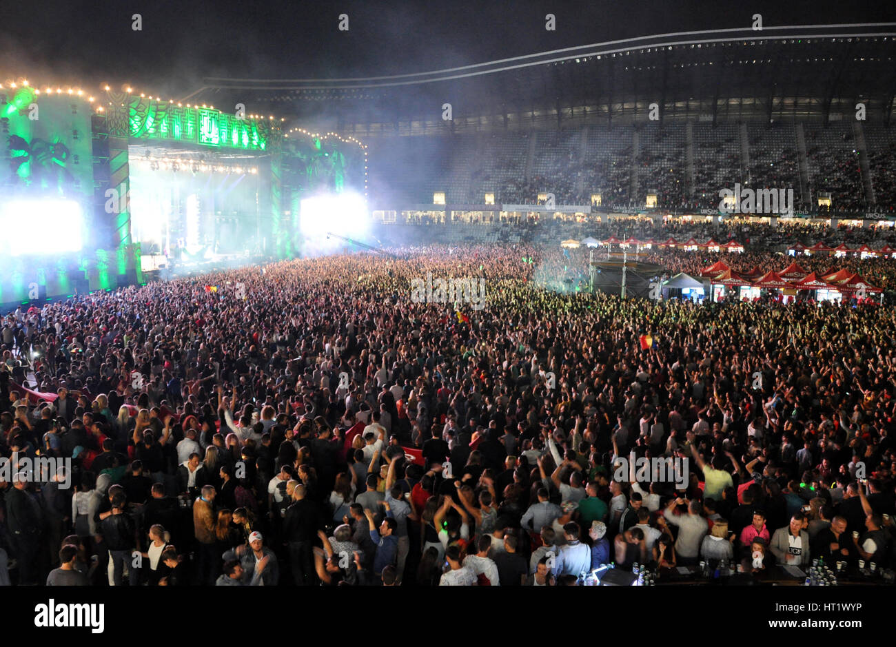 Cluj Napoca, Romania - 31 luglio 2015: disc jokey casette mixaggio sul palco durante un concerto dal vivo al festival di indicibili nella capitale europea dei giovani ci Foto Stock