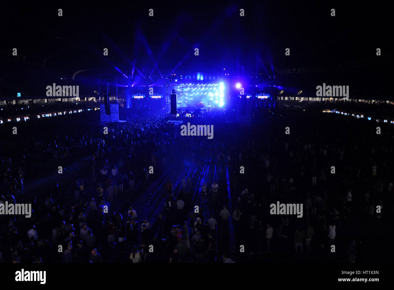 Cluj Napoca, Romania - 31 luglio 2015: disc jokey casette mixaggio sul palco durante un concerto dal vivo al festival di indicibili nella capitale europea dei giovani ci Foto Stock