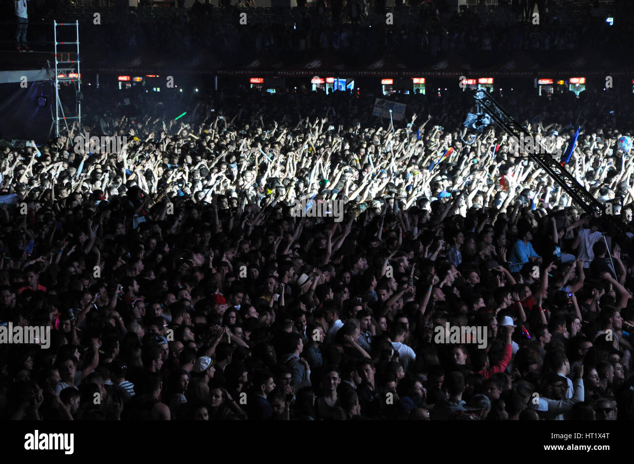 CLUJ NAPOCA, Romania - 31 luglio 2015: folla di festa la gente ballare durante un Casette concerto dal vivo per le indicibili Festival della Gioventù Europea Capi Foto Stock