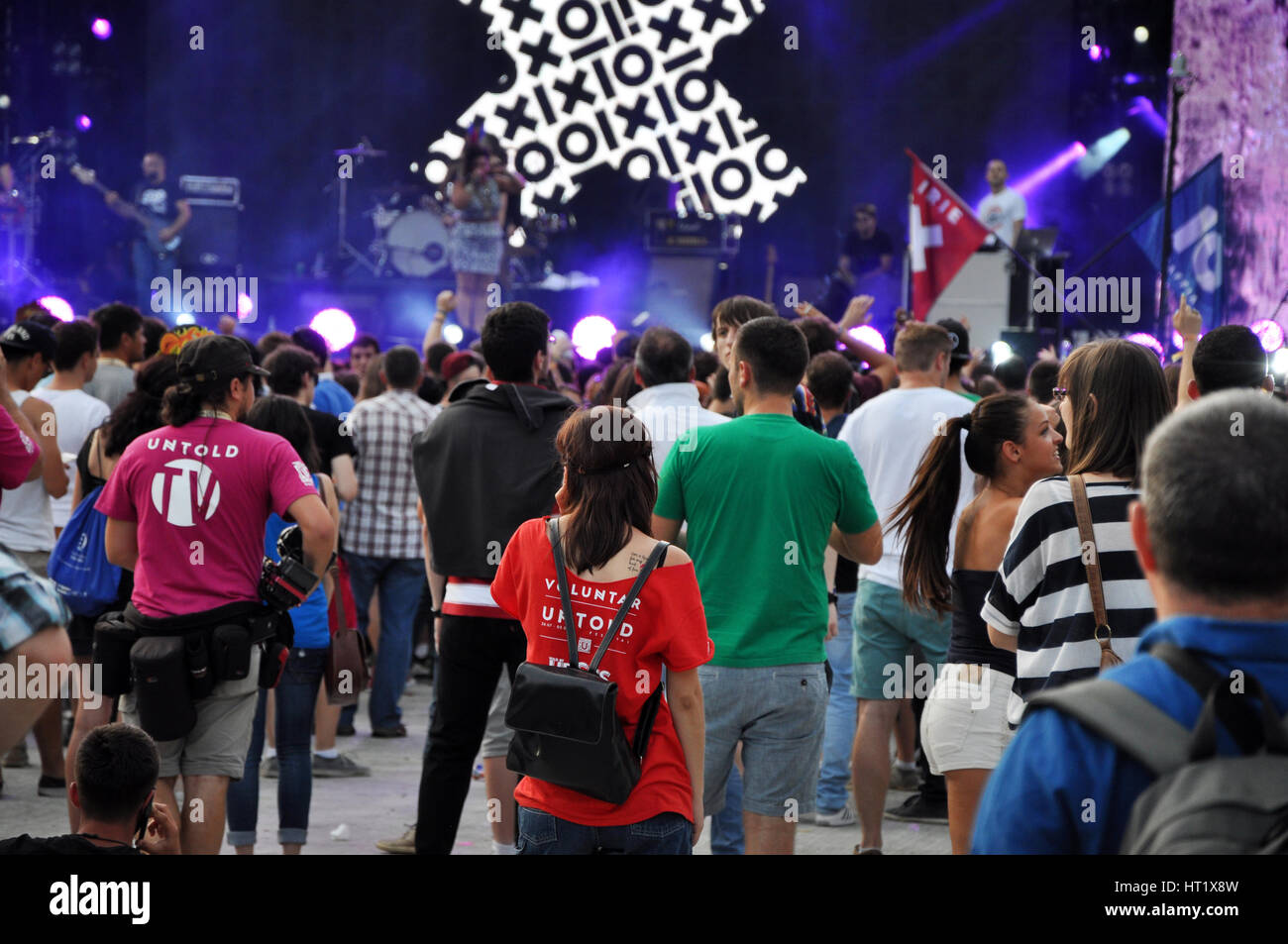 CLUJ NAPOCA, Romania - 2 agosto 2015: la folla di gente allegra per divertirsi durante un Irish Mafia Concerto al Festival di indicibili Foto Stock