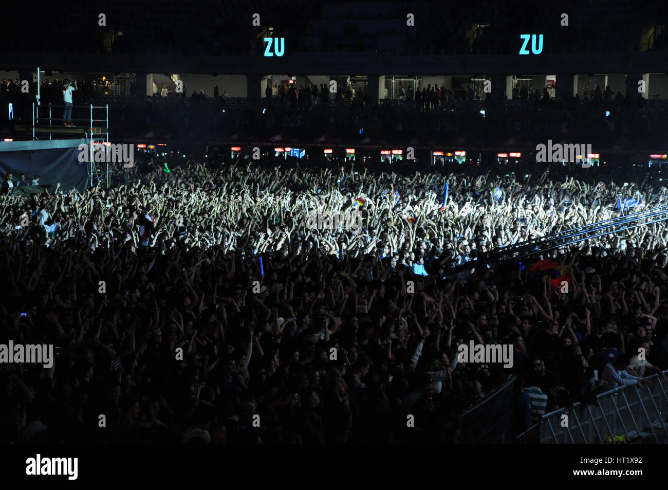 Cluj Napoca, Romania - 31 luglio 2015: disc jokey casette mixaggio sul palco durante un concerto dal vivo al festival di indicibili nella capitale europea dei giovani ci Foto Stock