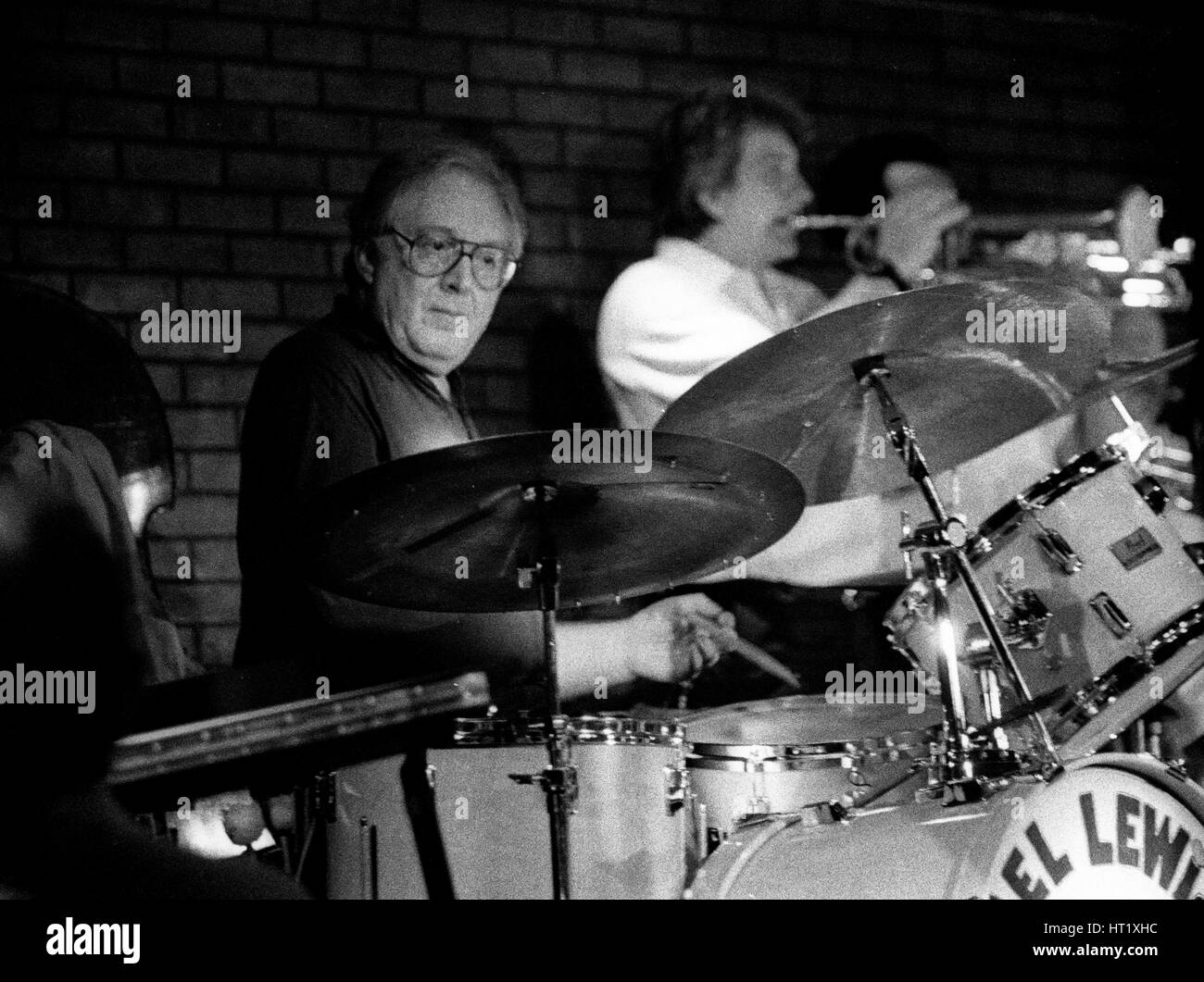 Mel Lewis, Ronnie Scott's, Soho, Londra, luglio 1988. Artista: Brian O Connor. Foto Stock
