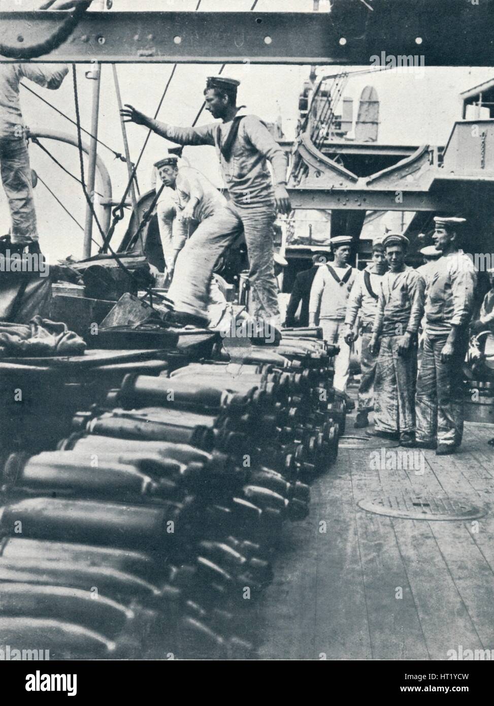 Ricezione di serbatoi per l'artiglieria navale sul ponte di una nave da battaglia, c1914. Artista: sconosciuto Foto Stock