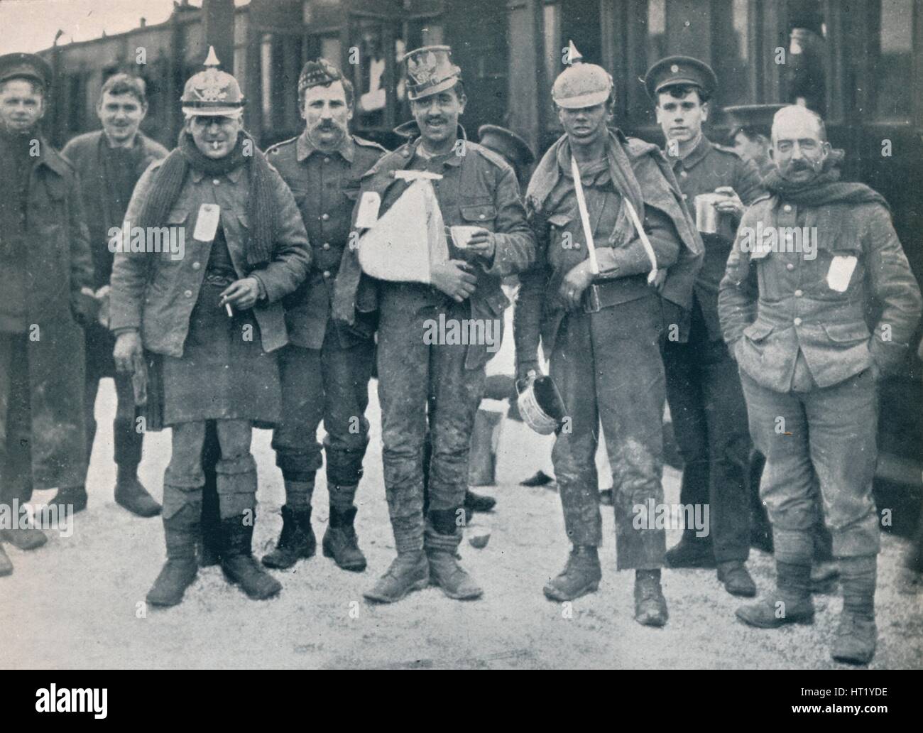 Alcuni allegro ferito da la Neuve Chapelle combattimenti, indossando catturato caschi tedesco, 1915. Artista: sconosciuto Foto Stock