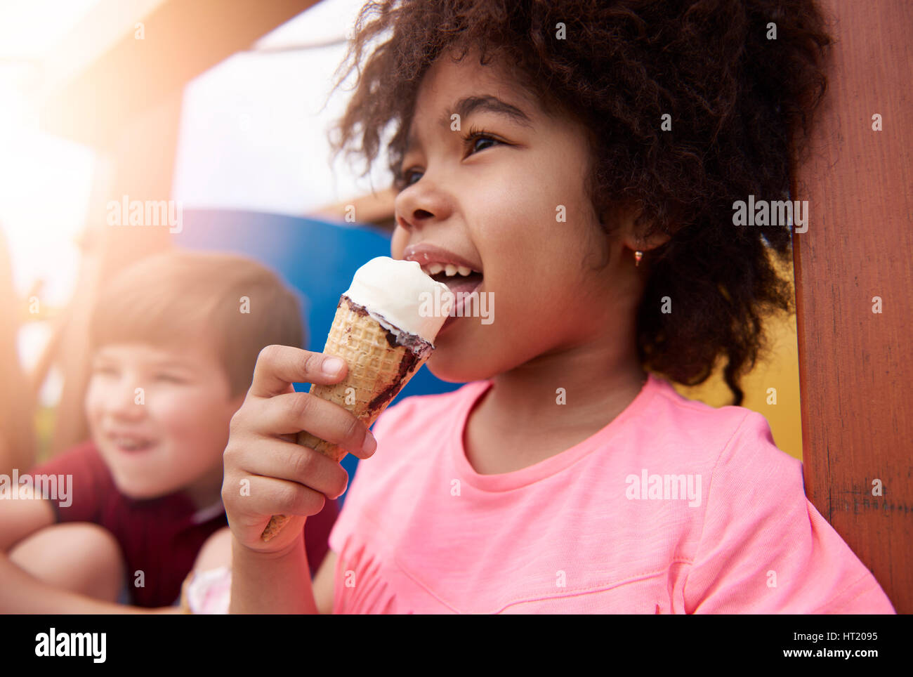 Mangiare il gelato mi rendono FELICE Foto Stock