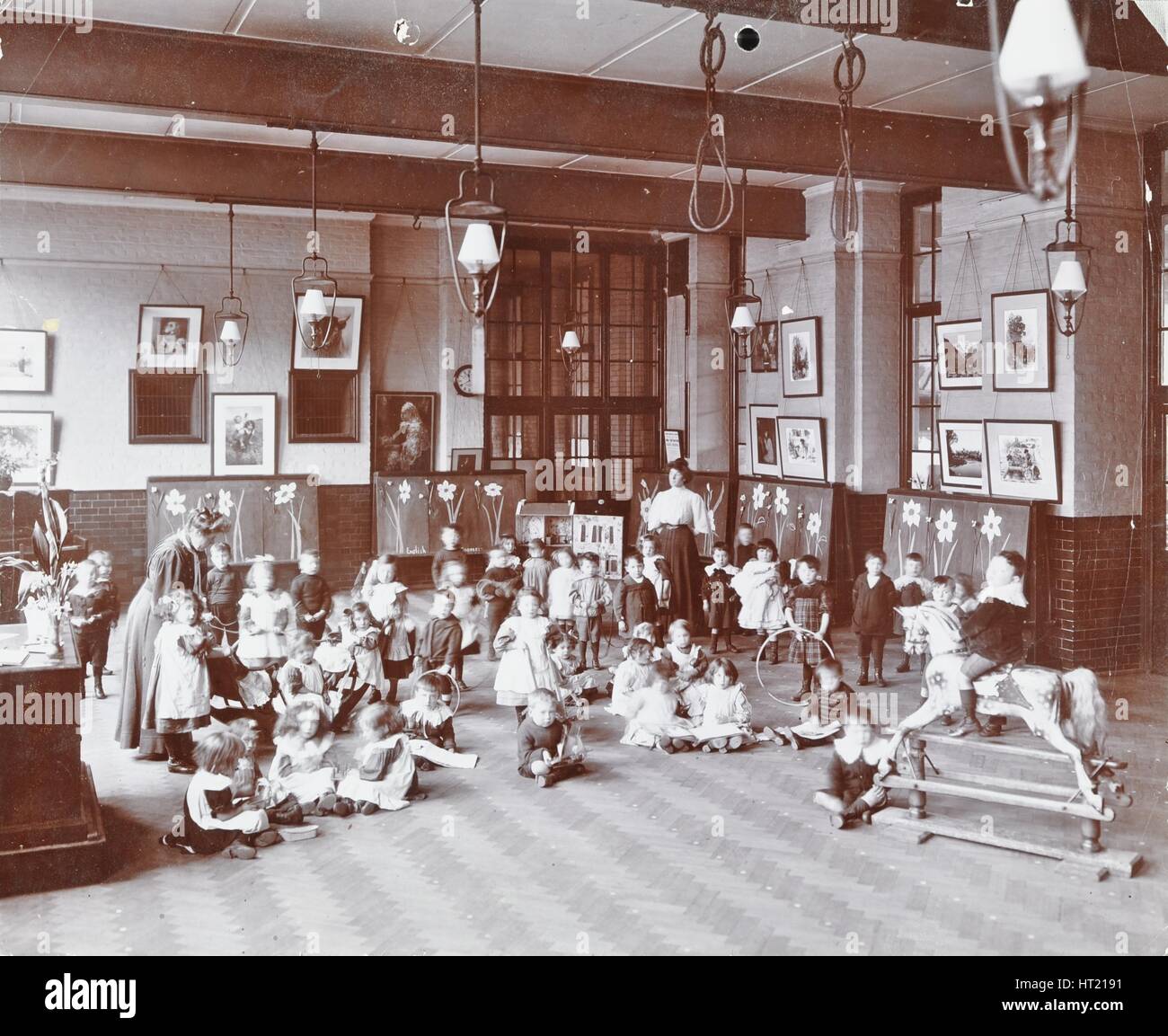 Playtime, John Ruskin School, Southwark, Londra, 1908. Artista: sconosciuto. Foto Stock