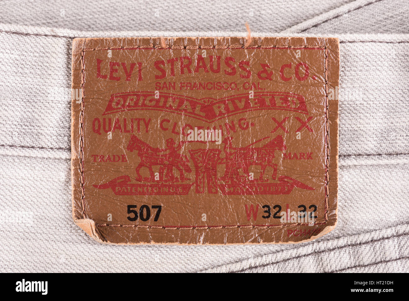 BANGKOK, Tailandia - 09 dicembre 2014: Close up LEVI'S etichetta in pelle sul vecchio jeans grigio. LEVI'S è un marchio della Levi Strauss e Co, trovato Foto Stock
