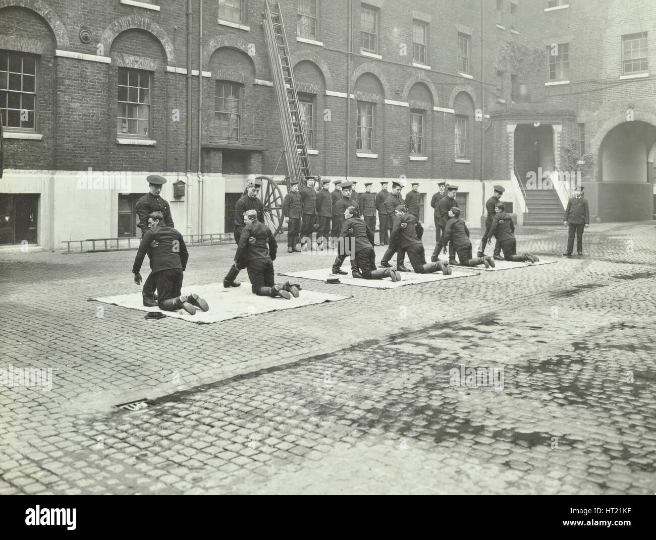 Dimostrare come a prelevare una persona incosciente, London Fire Brigade Headquarters, Londra, 1910. Artista: sconosciuto. Foto Stock