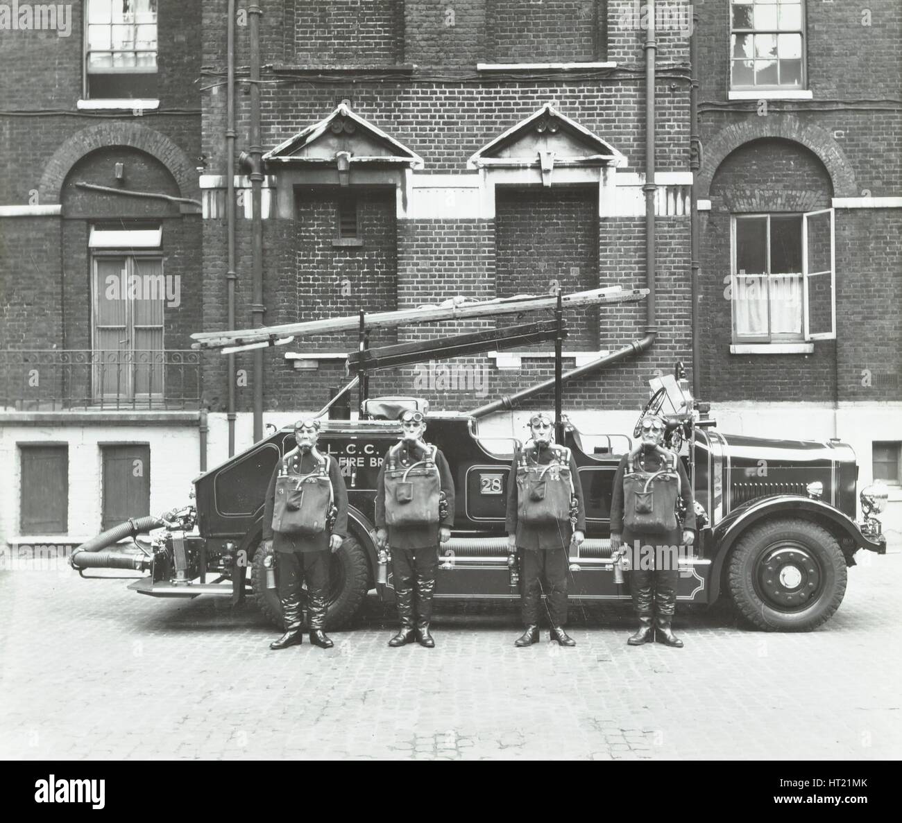 Equipaggio in apparecchi di respirazione, London Fire Brigade Headquarters, Londra, 1934. Artista: sconosciuto. Foto Stock