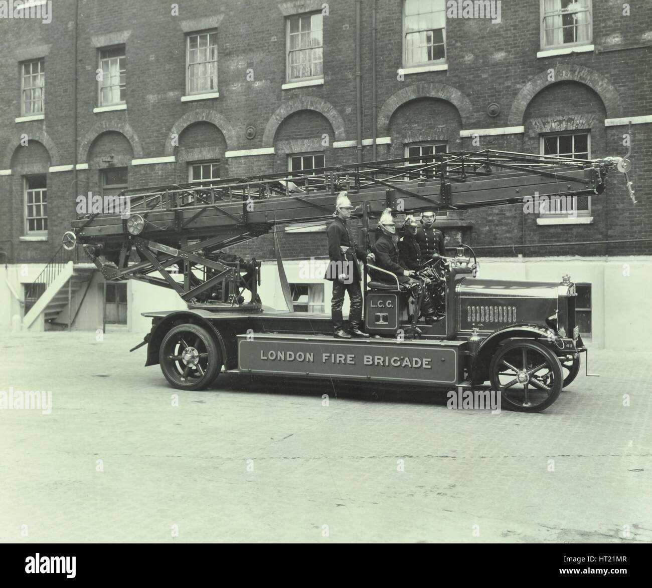 I vigili del fuoco a bordo di un motore fire, London Fire Brigade Headquarters, Londra, 1929. Artista: sconosciuto. Foto Stock