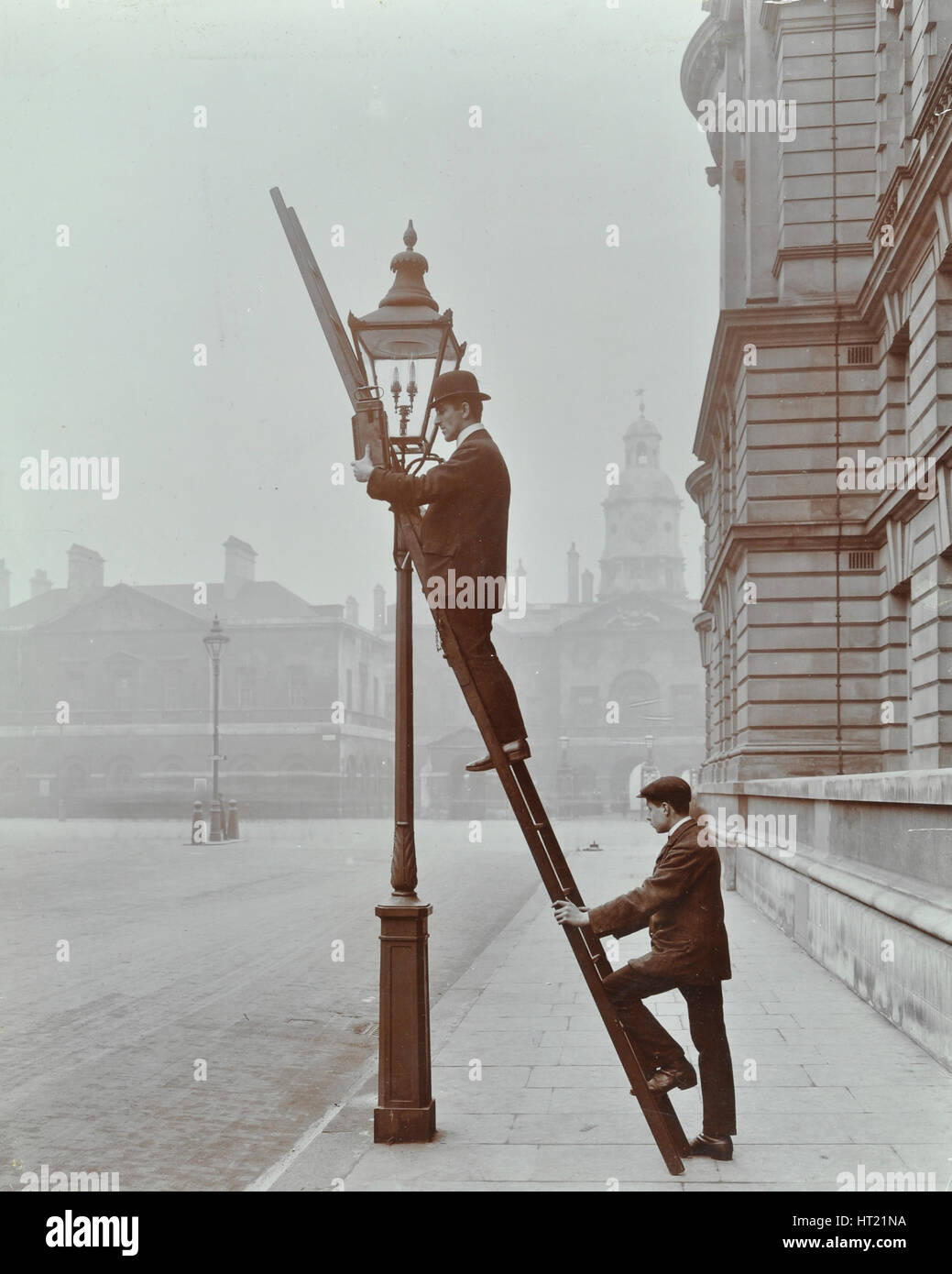 Test di pressione di gas in impianti di illuminazione stradale, Westminster, Londra, 1910. Artista: sconosciuto. Foto Stock