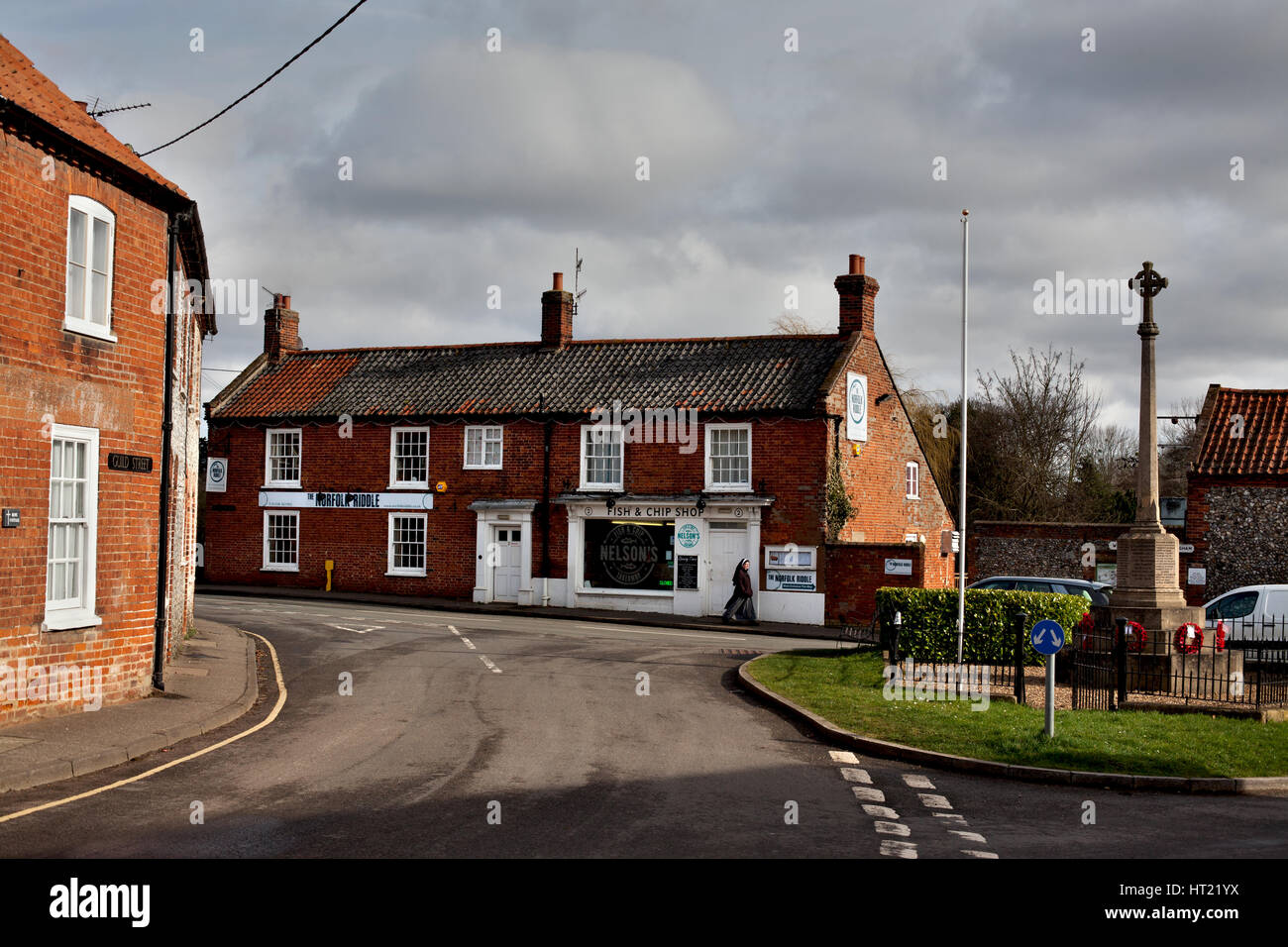 Nun a piedi attraverso Walsingham una domenica mattina, Norfolk, Inghilterra- Foto Stock